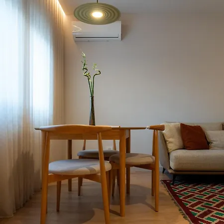 Chic With New Bazaar View 아파트 *